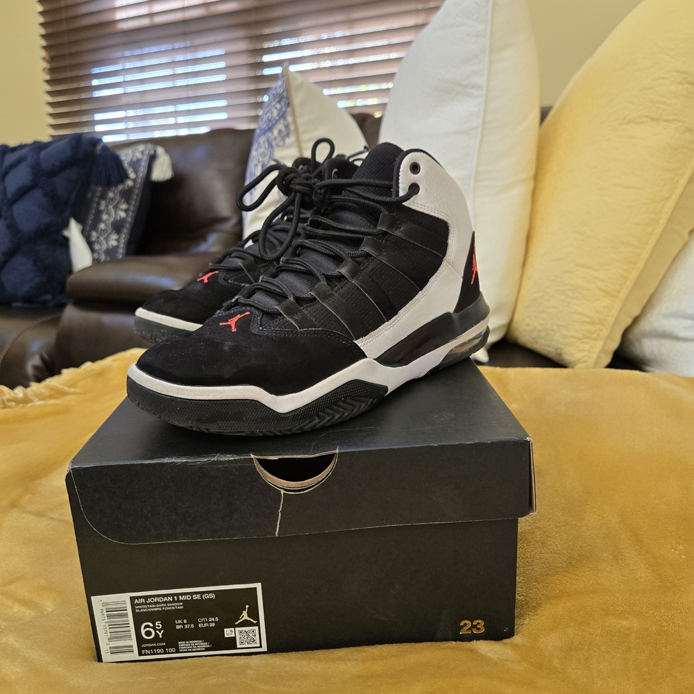Nike Kids Sneakers Black and White ****sold****